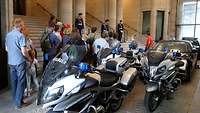 Besucher und Soldaten sowie Motorräder vor dem Bendlerblock