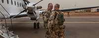 Generalinspekteur Zorn wird von einem Soldaten begrüßt