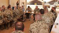 Generalinspekteur Zorn im Gespräch mit Soldaten