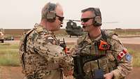 Generalinspekteur Zorn schüttelt einem Soldaten die Hand