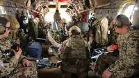 Generalinspekteur Zorn sitzt mit Soldaten in einem Rettungshubschrauber
