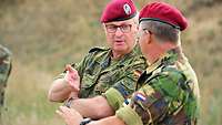 Zorn im Gespräch mit einem niederländischen Soldaten