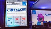 Logo "Initiative Chefsache" und weitere Logos auf Beamer-Leinwand