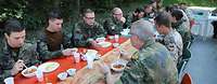 Zorn im Gespräch mit Soldaten beim Mittagessen im Freien