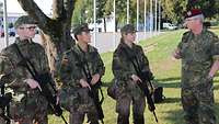 Zorn im Gespräch mit Soldaten