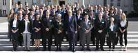 Gruppenbild mit Hoofe vor dem Ministerium