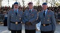 General Zorn und zwei Soldaten haben sich für ein Gruppenbild zusammengestellt