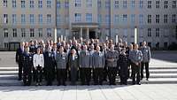 Gruppenbild vor dem Ministerium