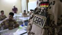 Deutscher Soldat und irakische Kräfte