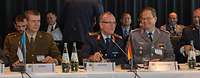 Soldaten an einem Tisch