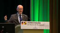 Tauber spricht am Rednerpult