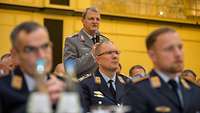 Ein Soldat aus dem Publikum spricht am Mikrofon
