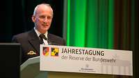 Rühle spricht am Rednerpult