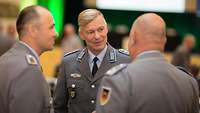 Drei Soldaten im Gespräch
