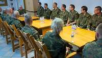 Zorn mit Soldaten am Tisch