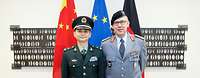 Generalmajor Bernd Schütt und Generalmajor Xie Weikuan vor der Gedenkstätte