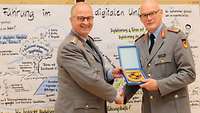 Zorn und weiterer Soldat mit Wappen der Dienststelle