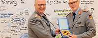 Zorn und weiterer Soldat mit Wappen der Dienststelle