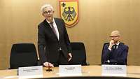 Hoofe drückt Buzzer, daneben Tauber