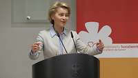 Von der Leyen am Rednerpult