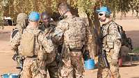 Deutsche und malische Soldaten unterhalten sich.