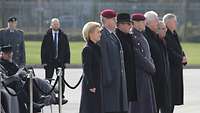 Von der Leyen mit Soldaten und weiteren Politikern