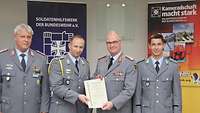 Zorn überreicht die Dankesurkunde an die Soldaten