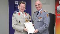 Zorn überreicht einem Soldaten die Dankesurkunde
