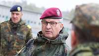 Generalinspekteurs Zorn im Gespräch mit Soldaten