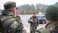 Generalinspekteurs Zorn im Gespräch mit den Soldaten