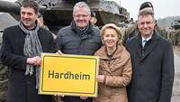 Von der Leyen und weitere Personen halten Schild Hardheim hoch