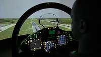 Ein Soldat im Eurofighter-Simulator