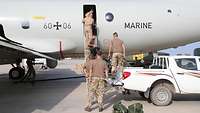 Soldaten beladen ein Flugzeug vom Typ P-3C Orion