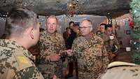 Zorn im Gespräch mit Soldaten
