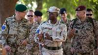 Mirow und Lieutenant-Colonel Kèba Sangaré im Gespräch vor deutschen Einsatzsoldaten