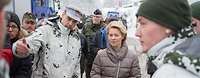 Von der Leyen im Gespräch mit einem Soldaten, im Hintergund weitere Soldaten und Personen 