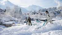 Soldaten mit Schaufeln im Schnee