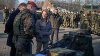 Von der Leyen im Gespräch mit Soldaten