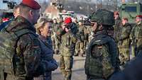 Von der Leyen im Gespräch mit Soldaten