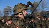 Soldat mit Nachtsichtbrille