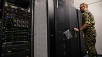 Soldat kontrolliert Server