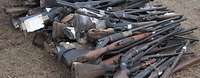 Mehrere Waffen auf einem Haufen