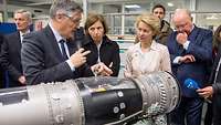 Von der Leyen und Parly sehen sich Modell einer Turbine an