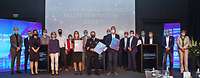 Gruppenbild der Gewinner auf der Bühne