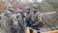 Generalinspekteur Zorn im Gespräch mit Soldaten