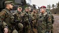 General Zorn im Gespräch mit den Soldaten