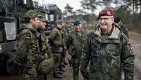 General Zorn lacht mit den Soldaten