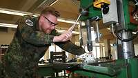 Soldat bei Metallbearbeitung
