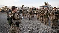 Soldaten besprechen sich