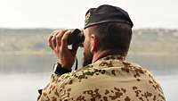 Soldat mit Fernglas